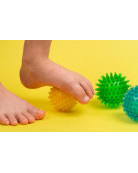 Piłeczka Rehabilitacyjna Z Kolcami Do Ćwiczeń Masażu Rehabilitacja Masaż Stóp Armedical 9 cm Czerwona