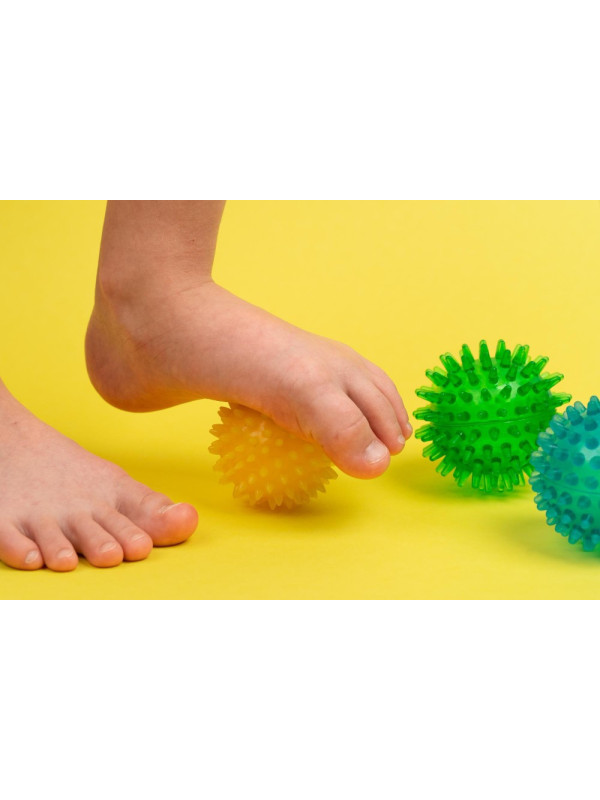 Piłeczka Rehabilitacyjna Z Kolcami Do Ćwiczeń Masażu Rehabilitacja Masaż Stóp Armedical 9 cm Czerwona