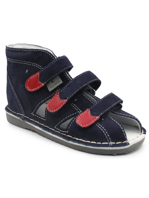 Profilaktyczne sandałki dla chłopca z usztywnionym zapiętkiem Danielki