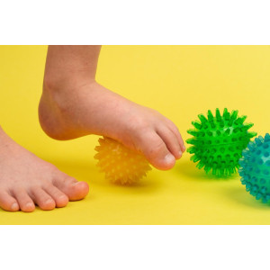 Piłeczka Rehabilitacyjna Z Kolcami Do Ćwiczeń Masażu Rehabilitacja Masaż Stóp Armedical 9cm Czerwona