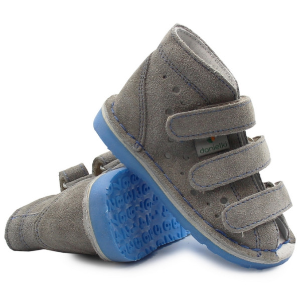 Kapcie profilaktyczne dla chłopca z obcasem thomasa Danielki t105