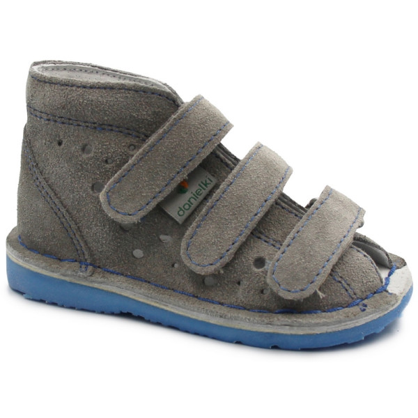 Kapcie profilaktyczne dla chłopca z obcasem thomasa Danielki t105