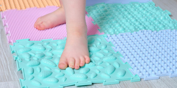 Ćwiczenia stóp dla maluchów – kiedy, dlaczego i jak je wykonywać?