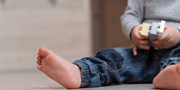 Żółte stopy u dziecka – co to znaczy i kiedy trzeba reagować?