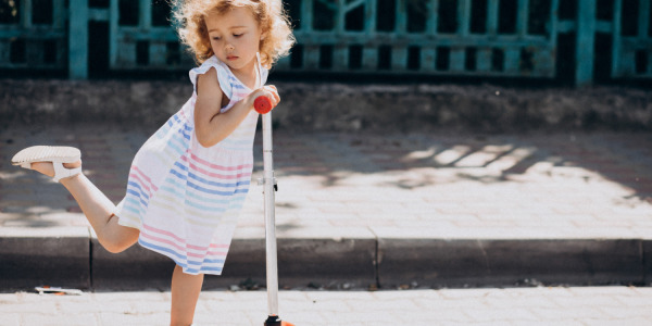 Jakie dziecięce buty na hulajnogę? Na co zwrócić uwagę, żeby było bezpiecznie i wygodnie