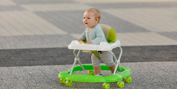 Czy chodzik dla dziecka szkodzi stopom?