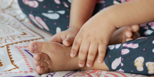 Dlaczego dzieci skarżą się na ból stóp? Najczęstsze przyczyny