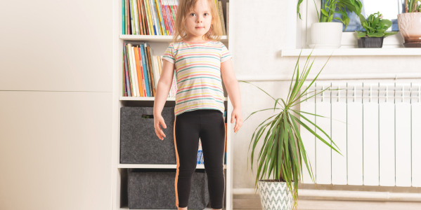 Jakie są najczęstsze wady postawy wynikające ze źle dobranych butów dziecięcych?