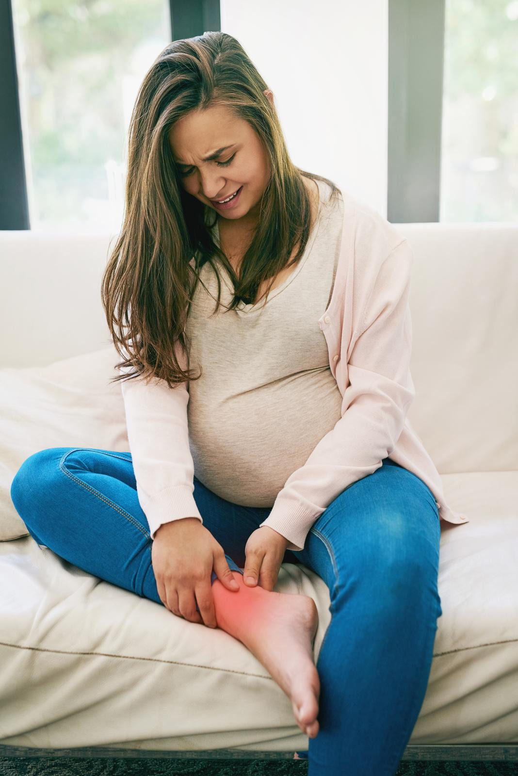 Ból stóp w ciąży: co wywołuje dolegliwości i jak je złagodzić?